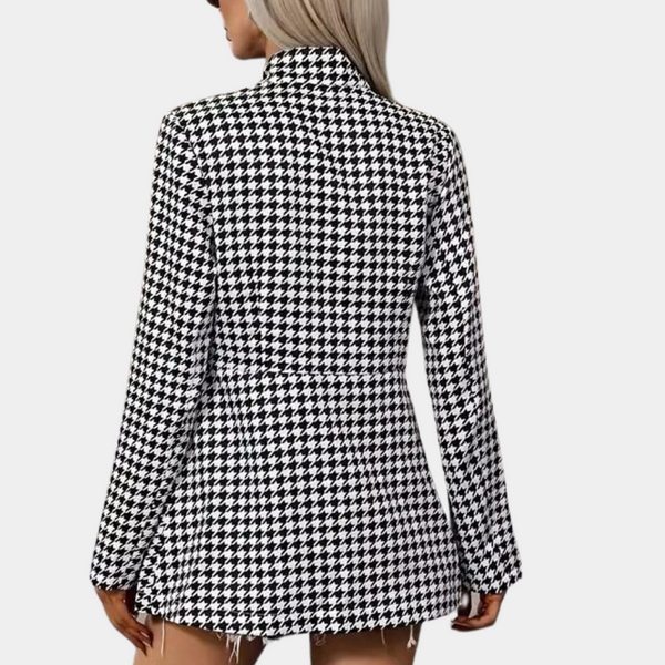 Zwart-wit pied-de-poule blazer voor dames, lange mouwen, getailleerd ontwerp, modieuze jas, stijlvolle herfst- en winterkleding.