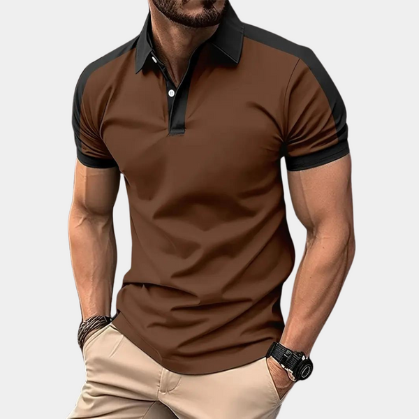 Bruin herenpoloshirt met zwarte accenten, korte mouwen en knoopsluiting. Modieuze casual kleding voor mannen, ideaal voor dagelijks gebruik.
