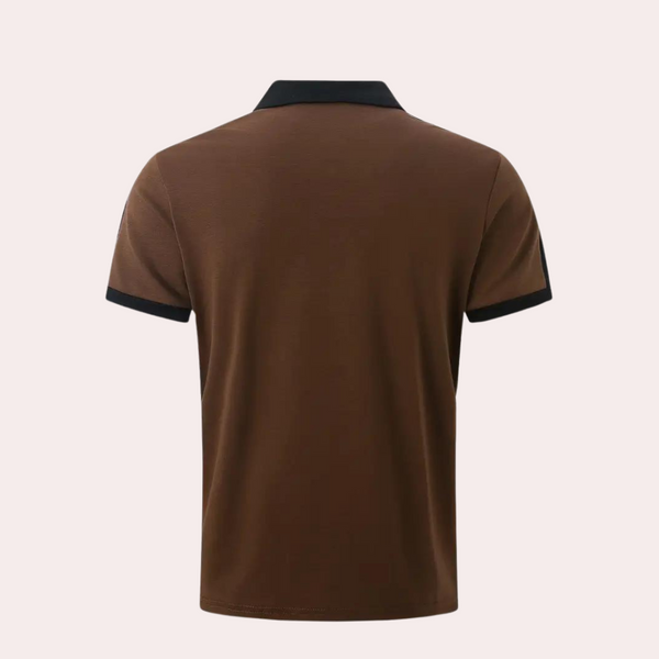 Bruin poloshirt met zwarte kraag en mouwboorden, herenmode, casual kleding, achteraanzicht, stijlvolle en comfortabele pasvorm.