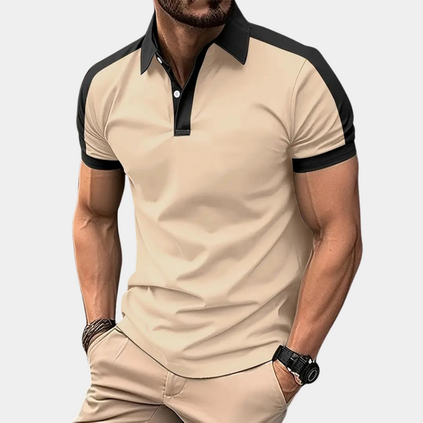 Khaki herenpolo met zwarte accenten, korte mouwen en knoopsluiting. Stijlvolle casual herenkleding, perfect voor zomerse outfits.