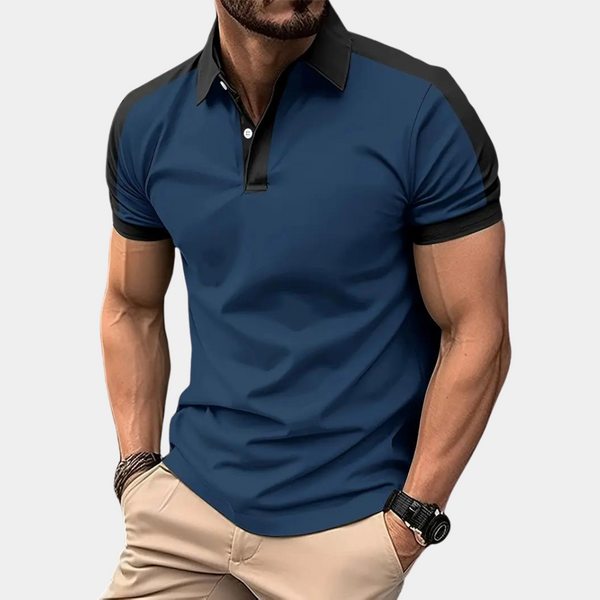 Donkerblauw herenpoloshirt met zwarte kraag en schouders, korte mouwen, gedragen door man. Stijlvol, casual, modieus herenkleding.