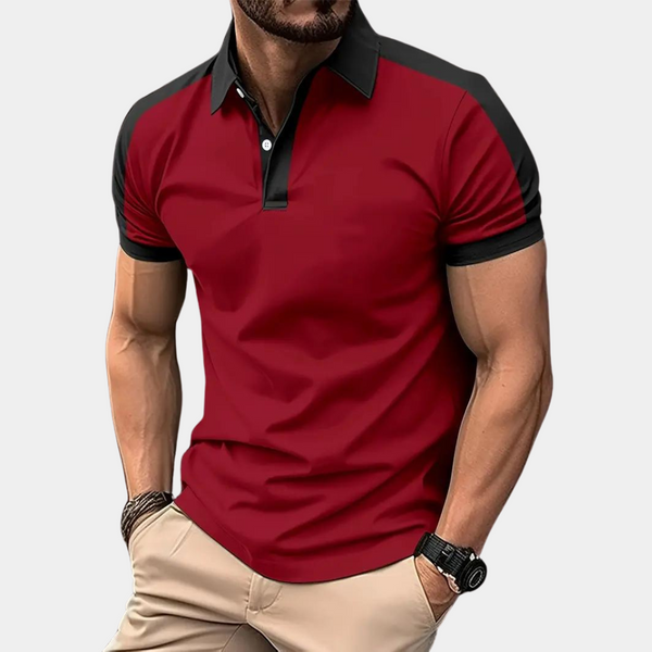 Rode herenpolo met zwarte accenten, korte mouwen en knoopsluiting. Modieuze casual herenkleding, ideaal voor zomerse outfits.