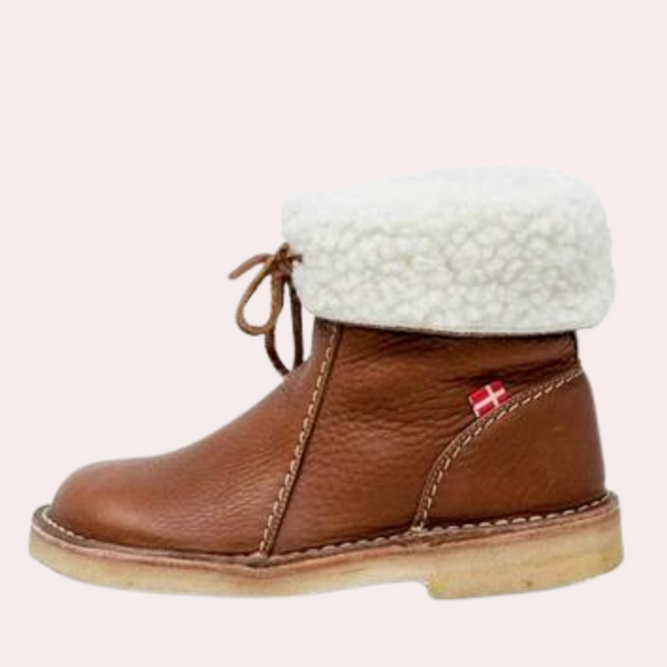 Bruine leren winterlaars met witte schapenvacht voering, vetersluiting en Deense vlag detail. Comfortabele en warme dameslaars voor koude dagen.