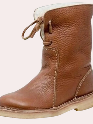 Bruine leren laars met veters, schapenvacht voering en crèmekleurige zool. Stijlvolle winterlaars voor heren, duurzaam en comfortabel.