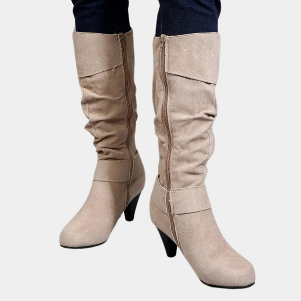 Beige suède dameslaarzen met hoge hak en ritssluiting, stijlvolle kniehoge laarzen voor herfstmode, perfect voor casual en chique outfits.