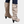 Beige dameslaarzen met hoge hak, suède look, ritssluiting en decoratieve gespen. Trendy knielaarzen voor herfstmode.