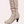 Beige suède dameslaars met hoge hak, ritssluiting en elegante afwerking. Perfect voor herfstmode en stijlvolle outfits.