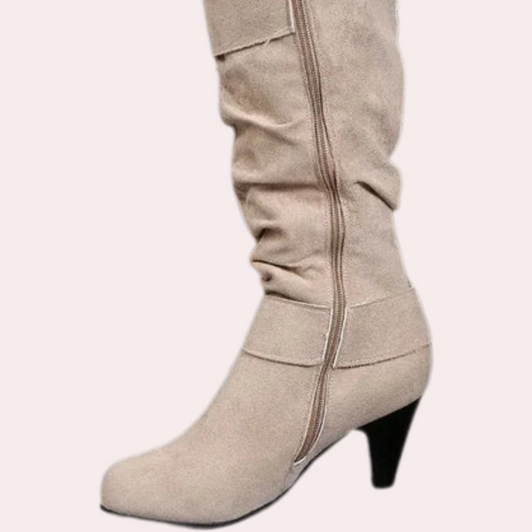 Beige suède dameslaars met hoge hak, ritssluiting en elegante afwerking. Perfect voor herfstmode en stijlvolle outfits.