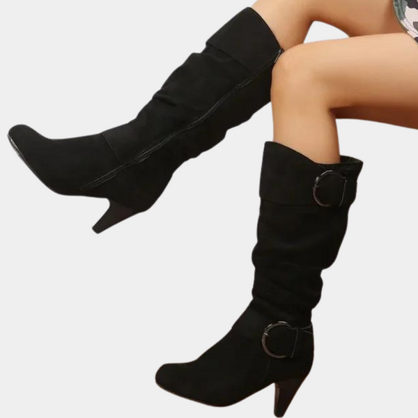 Zwarte suède laarzen met hoge hak en grote gesp, stijlvolle damesmode, perfect voor herfst- en winteroutfits, trendy en elegant schoeisel.