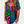 Vrouw draagt kleurrijk T-shirt met cartoon kattenprint, opvallende mode, casual dameskleding, trendy design, multicolor kattenmotief.