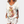 Vrouw in witte outfit met T-shirt bedrukt met kleurrijke kat en bloemen. Modieuze zomerkleding, casual stijl, damesmode, comfortabele pasvorm.