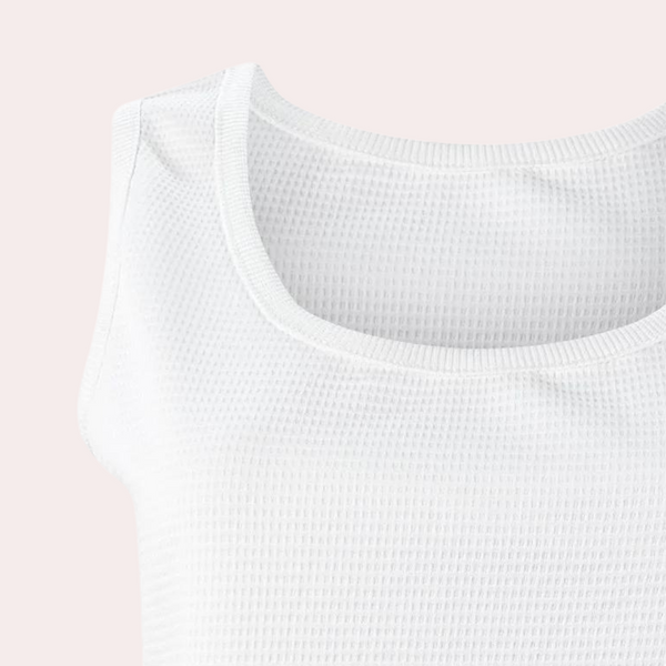 Witte dames tanktop met ribstof, ronde hals en mouwloos ontwerp. Perfect voor casual zomeroutfits. Comfortabele en ademende stof.