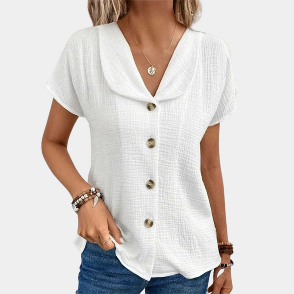 Witte damesblouse met korte mouwen en knoopsluiting, gemaakt van luchtige stof. Perfect voor casual zomeroutfits. Fashion, dameskleding, blouse.