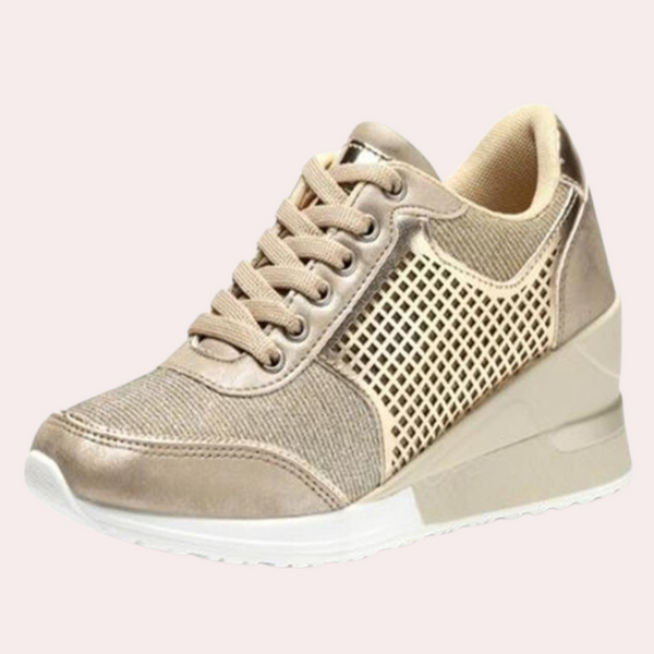 Gouden damessneaker met sleehak, mesh details en veters. Modieuze comfortabele schoenen voor dagelijks gebruik. Perfect voor casual outfits.