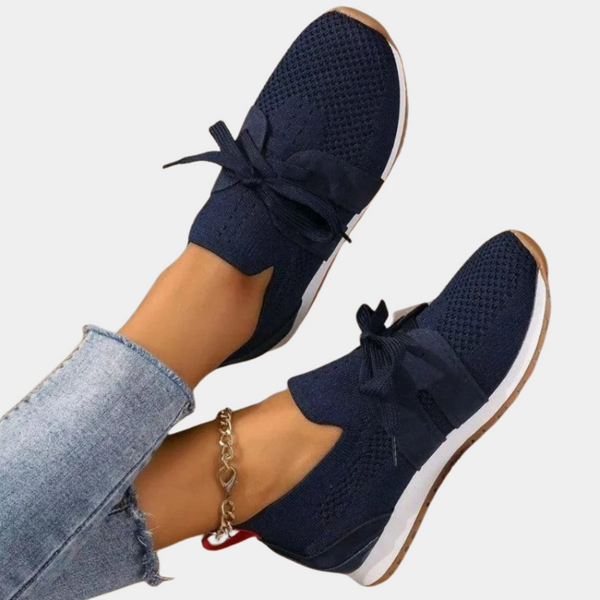 Donkerblauwe sneakers met strikdetail, gebreid bovenwerk en witte zool. Modieuze dames schoenen, perfect voor casual outfits.