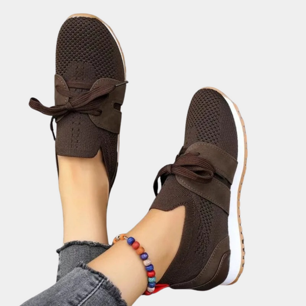 Donkerbruine dames sneakers met veters, ademend mesh, comfortabele zool. Stijlvolle casual schoenen voor dagelijks gebruik.