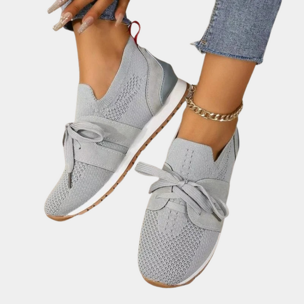 Grijze dames sneakers met veters, gebreid bovenwerk en witte zool. Modieuze casual schoenen, ideaal voor dagelijks gebruik en comfort.