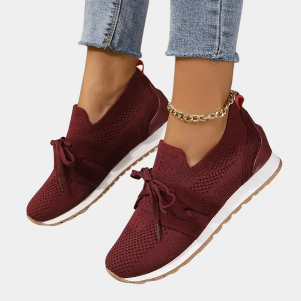 Rode dames sneakers met gebreid bovenwerk, witte zool en veters. Comfortabele sportschoenen, casual stijl, perfect voor dagelijks gebruik.