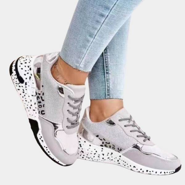 Dames sneakers met luipaardprint zool, grijze en zilveren accenten, comfortabele pasvorm. Trendy sportschoenen voor dagelijks gebruik.