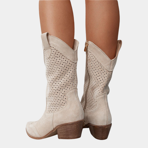 Beige suède laarzen met perforaties en houten hak, damesmode, trendy schoenen, zijrits, casual stijl, comfortabele pasvorm.