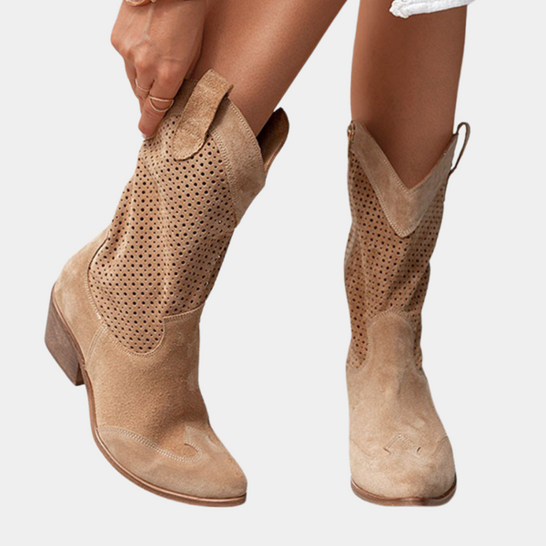 Bruine suède cowboylaarzen met perforaties, lage hak en puntige neus. Trendy dameslaarzen voor casual en modieuze outfits.