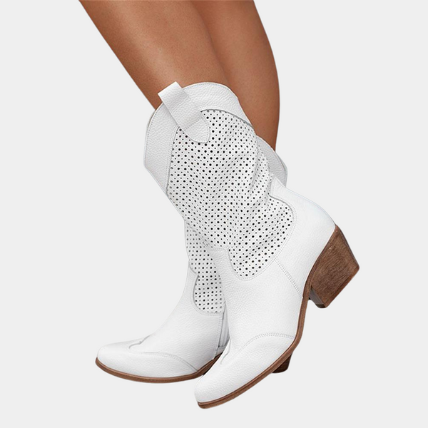 Witte leren cowboylaarzen met perforaties, houten hak en ronde neus. Trendy dameslaarzen voor mode en comfort. Perfect voor casual en chique outfits.