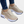 Beige dames sneakers met witte zool, gouden accenten en veters. Comfortabele sportschoenen voor dagelijks gebruik. Trendy en stijlvol design.