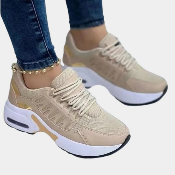 Beige dames sneakers met witte zool, gouden accenten en veters. Comfortabele sportschoenen voor dagelijks gebruik. Trendy en stijlvol design.