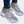 Grijze dames sneakers met dikke zool, ademend mesh en vetersluiting. Comfortabele sportschoenen voor dagelijks gebruik. Trendy en stijlvol design.