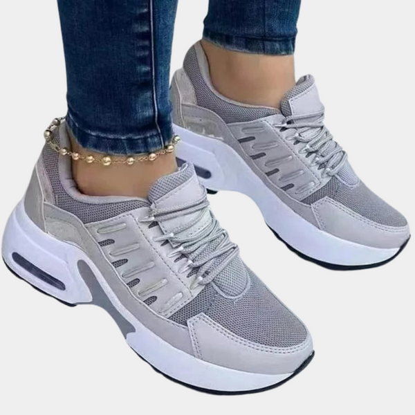 Grijze dames sneakers met dikke zool, ademend mesh en vetersluiting. Comfortabele sportschoenen voor dagelijks gebruik. Trendy en stijlvol design.