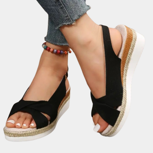 Zwarte dames espadrille sandalen met sleehak, open teen en elastische band. Comfortabele zomerschoenen, perfect voor casual outfits.