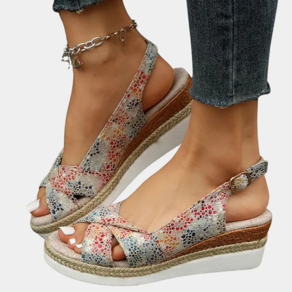 Dames sandalen met sleehak, multicolor bloemenprint, verstelbare enkelband, comfortabele zool. Perfect voor zomerse outfits en casual stijl.