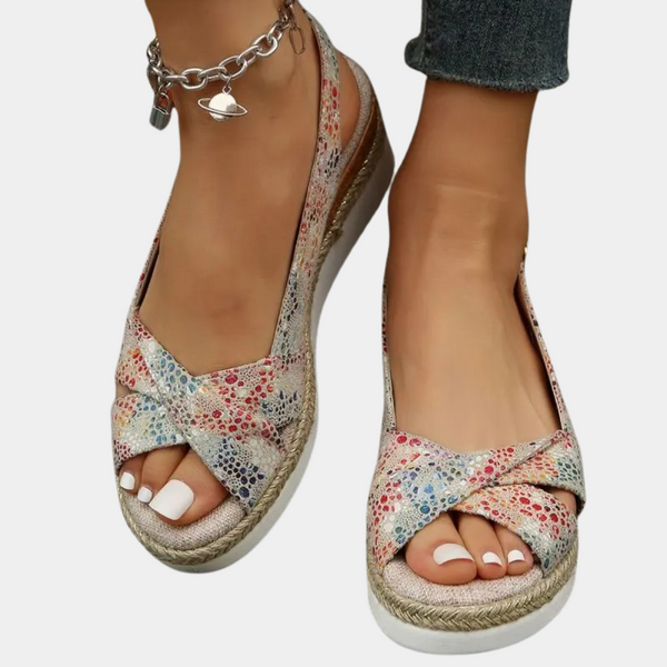 Dames espadrilles met open teen, multicolor bloemenprint, gevlochten zool, zilveren enkelbandje. Perfect voor zomerse casual outfits.