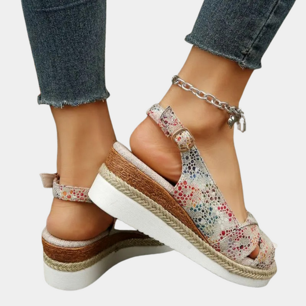 Dames sandalen met sleehak, multicolor bloemenprint, verstelbare bandjes, comfortabel voetbed, ideaal voor zomeroutfits en casual stijl.