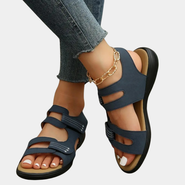 Blauwe dames sandalen met klittenbandsluiting, gedragen met jeans. Comfortabele zomerschoenen, ideaal voor casual outfits en dagelijks gebruik.