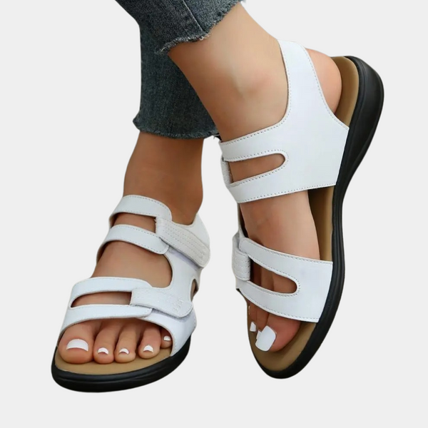 Witte dames sandalen met klittenbandsluiting, comfortabele zool en open teen, ideaal voor zomerse casual outfits en dagelijks gebruik.