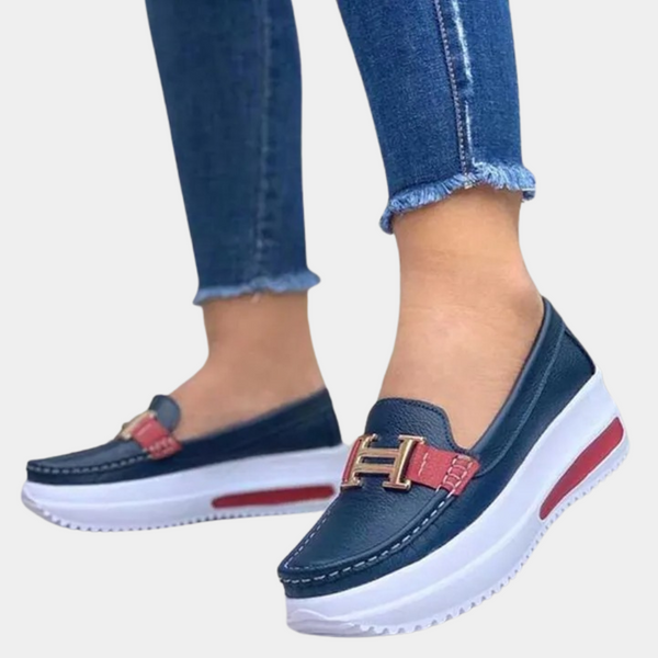 Donkerblauwe dames loafers met verhoogde witte zool, rode accenten en gouden gesp. Modieuze schoenen voor dagelijks gebruik. Comfortabele pasvorm.