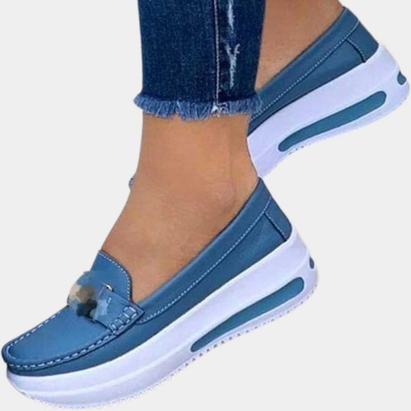 Lichtblauwe dames loafers met dikke witte zool, casual en comfortabel, perfect voor dagelijks gebruik. Trendy schoenen voor modebewuste vrouwen.