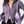 Paarse ribgebreide blouse met lange mouwen, gecombineerd met een lila handtas. Modieuze dameskleding, trendy kleuren, stijlvolle outfit.