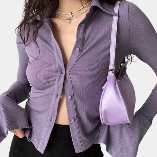 Paarse ribgebreide blouse met lange mouwen, gecombineerd met een lila handtas. Modieuze dameskleding, trendy kleuren, stijlvolle outfit.