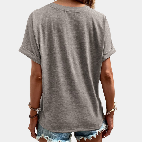 Grijze dames T-shirt met korte mouwen, casual stijl, gedragen met gerafelde denim shorts. Perfect voor zomerse mode en comfortabele outfits.