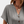 Grijze damesblouse met korte mouwen en knoopsluiting, gedragen door model. Stijlvolle casual mode, perfect voor dagelijks gebruik.