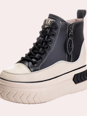 Zwarte leren platform sneakerlaars met crèmekleurige zool, ritssluiting en veters. Modieuze damesschoen, trendy en comfortabel.