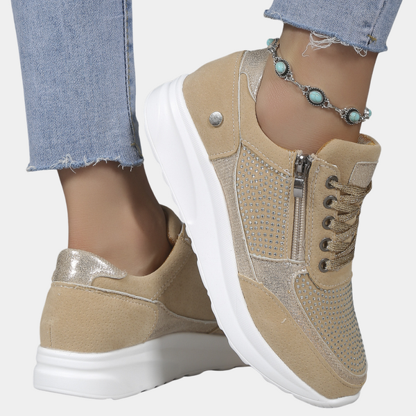Dames sneaker in beige suède met glinsterende details, ritssluiting en witte zool. Modieuze casual schoenen, perfect voor dagelijks gebruik.