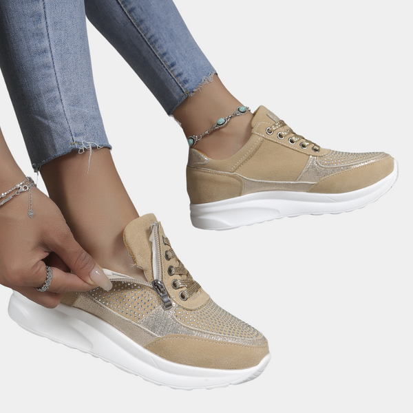 Beige damessneakers met strass, ritssluiting en dikke witte zool. Modieuze casual schoenen, perfect voor dagelijks gebruik. Comfort en stijl.