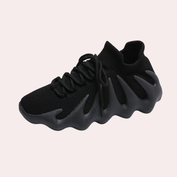 Zwarte sportschoen met golvende zool en veters, modern design, ademend materiaal. Perfect voor hardlopen en casual gebruik. Unisex sneaker.