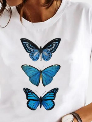 Dames T-shirt met drie blauwe vlinders, casual mode, korte mouwen, witte achtergrond, trendy kleding, zomerstijl, vlindermotief.