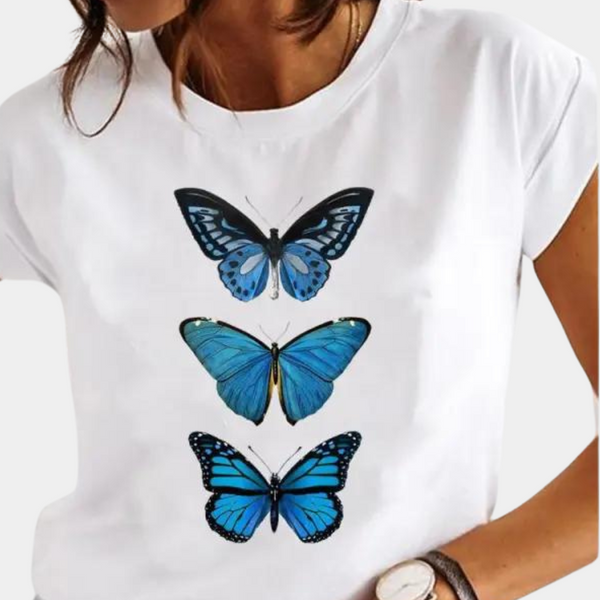 Dames T-shirt met drie blauwe vlinders, casual mode, korte mouwen, witte achtergrond, trendy kleding, zomerstijl, vlindermotief.