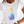 Vrouw draagt wit T-shirt met kleurrijke ananasprint, casual mode, trendy dameskleding, zomerse stijl, hippe fruitdesigns, modeaccessoires.
