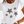 Vrouw draagt wit T-shirt met vijf luipaardprint sterren, modieuze casual dameskleding, trendy zomeroutfit, stijlvol design.
